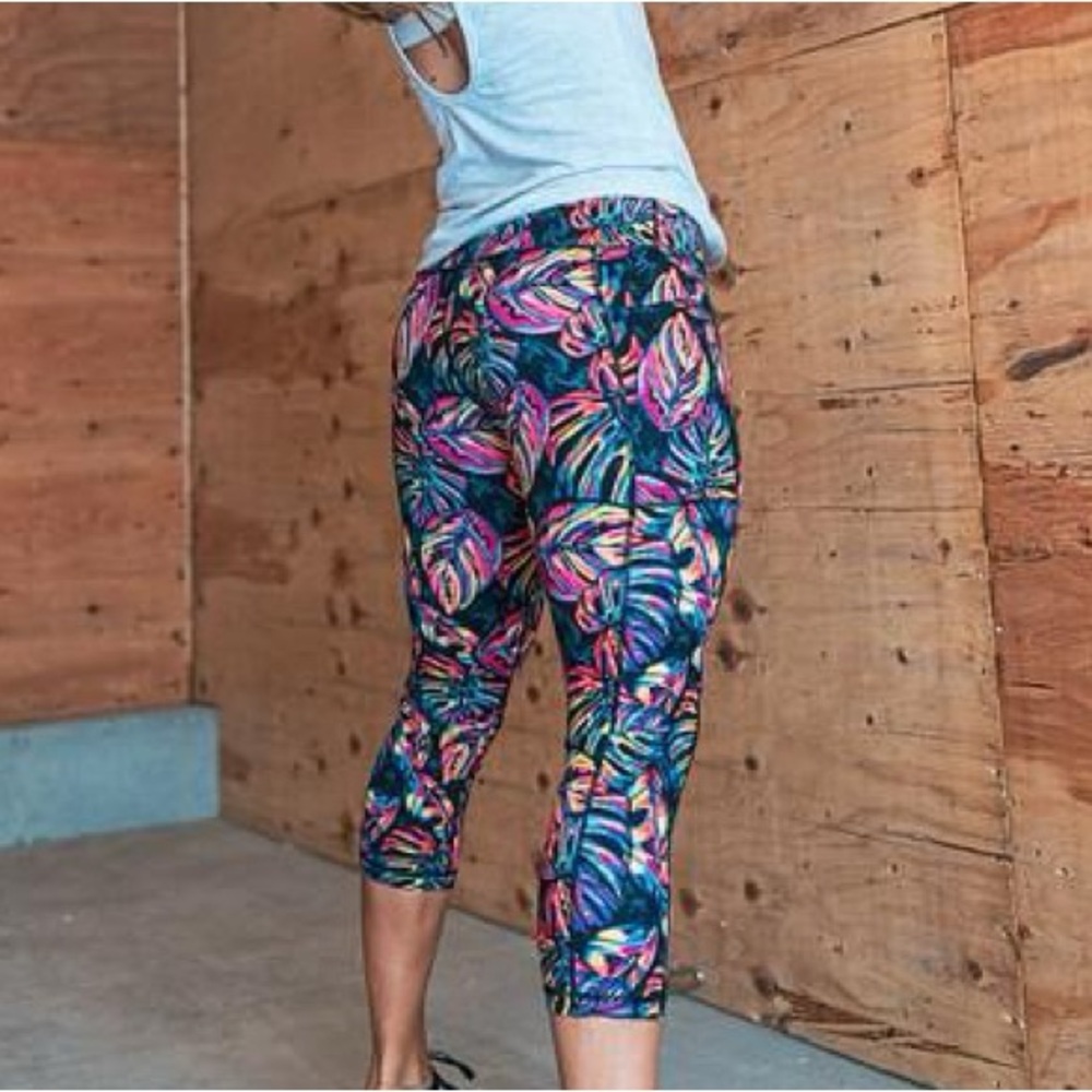 CVG Tropic Like It’s Hot cropped leggings. Size Small